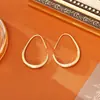 Pendientes populares de estilo minimalista, chapados en cobre con oro real, modernos y de alta gama, pendientes de diseño único para mujer, ganchos para la oreja estilo INS cool