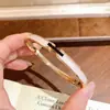 Pulsera cruzada de moda H de lujo ligero, superventas europeo y americano para mujer, accesorio de muñeca elegante y versátil, directo de fábrica
