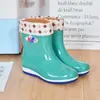 Botas de lluvia nuevas Zapatos impermeables para mujer Zapatos de goma Botas de lluvia de moda cálidas para mujer de altura media para adulto Antideslizantes para cocina trabajo Botas de lluvia