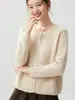 Nova coleção outono e inverno: cardigã de cashmere espesso para mulheres, com gola redonda, fecho de botões e um design versátil e que afina a silhueta. Este suéter de lã pode ser usado como uma camada externa.
