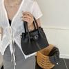 Bolsa Balde Portátil de Moda Nicho para Mulheres 2025 Verão Novo Bolsa de Ombro Simples de Alta Qualidade Bolsa Feminina Versátil e Moderna