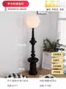 Lámpara de pie de columna romana de mediados de siglo, adecuada para sala de estar, colocada junto al sofá, dormitorio retro de estilo francés, creando un ambiente sofisticado y artístico