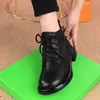 Novos Sapatos Femininos Outono/Inverno 2026 Botas Martin com Forro de Couro Macio Sapatos de Couro Planos com Bico Redondo Botas de Cano Curto de Couro Macio