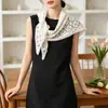 Bufanda Triángulo de Encaje Hueco para Mujer, Estilo Coreano Versátil para Primavera y Otoño, Bufanda Pequeña de Seda Estilo Mori, Adecuada para Combinar con Camisetas y Camisas como Bufanda Decorativa para el Cuello