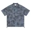 Camisa tipo cárdigan de manga corta a cuadros rojos y grises desgastados estilo urbano con logo lateral, un bolsillo y dobladillo con cordón, corte holgado para hombre