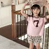Esquema de colores elegante~Camiseta de manga corta bordada con bloques de color estilo coreano, estampado activo para niños y niñas, camiseta básica casual de verano