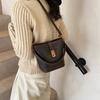 Bolso de mano estilo cubo vintage de otoño e invierno de 2024, sencillo e informal, estilo mensajero coreano.