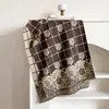 Bufanda popular de cachemira con camelia para mujer, invierno, de alta gama, versátil, gruesa, cálida, calentador de cuello, chal para aire acondicionado, imitación de cachemira