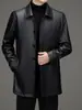 Jaqueta masculina de comprimento médio, couro genuíno, com gola alta, estilo business casual, design parka, exalando uma vibe de luxo e tendência, e com tecido grosso.