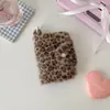 Porta-moedas Rosa Estampa de Leopardo Hisocute Bolsa Portátil para Estudante Armazenamento de Cartão Bancário Porta-cartão de Pelúcia Fofo Bolsa para Fone de Ouvido