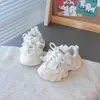 Zapatillas para niñas 2026 nuevo resorte zapatos blancos para niños dibujos animados suela blanda princesa correr estilo papá zapatos de moda
