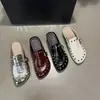 Zapatos de plataforma gruesa para mujer, nuevo estilo otoño 2026, que aumentan la altura, versátiles, modernos, con decoración de remaches, mocasines cerrados populares para mujer