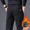 Pantalones rectos para hombre color caqui, pantalones de otoño e invierno, nuevo modelo 2026, forrados de felpa y engrosados, pantalones largos casuales para hombre para papá
