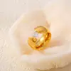 Estilo europeo y americano transfronterizo nuevo anillo liso de circonita con clip lateral ancho diseño de nicho retro acero de titanio chapado en oro de 18k joyería