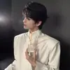 Camisa Blanca de Alta Calidad con Hombros Acolchados y Plisados Chaqueta Marca de Moda Calle Europea y Americana Camisa Interior de Corte Limpio para Hombres
