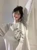 Camiseta Reductora de Edad Coreana con Estampado de Gatito Cuello Redondo Manga Larga Moda Femenina Versátil Casual Holgada Top de Rayas en Contraste