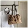 Bolso de mano simple de lunares estilo coreano para mujer, nuevo bolso cruzado de nicho 2026, bolso tote popular y elegante para ir al trabajo