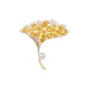 Elegante Broche de Hoja de Ginkgo para Mujer, Gama Alta, Exquisita Flor de Cristal, Accesorios de Pines de Diseño de Nicho de Lujo Accesible