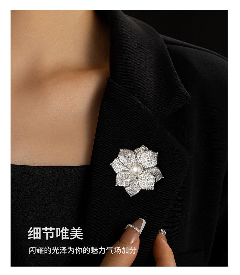 时尚优雅立体花朵胸针小众高级感淡水珍珠胸花新品轻奢