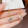 Aretes de hoja de ginkgo con incrustaciones de diamantes, temperamento, lujo ligero, brillantes, gota de aceite, ganchos para orejas exquisitos, versátiles, moda de nicho, aretes de alta gama para mujer