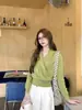 Camisa Básica de Tricô com Gola V Cruzada Verde Estilo Coreano para Mulheres, Design Outono e Inverno, Top Curto Deslumbrantemente Lindo para Usar em Camadas