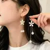 Brincos de gancho com flor de franja, design de nicho, brincos delicados e modernos para mulheres, com um toque de luxo e elegância, e um sofisticado adorno de pérolas