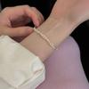Doce Pulseira de Pérolas de Camada Dupla para Mulheres, Elegante e Estilosa, Nova Pulseira da Moda com Design Único, Joia Versátil