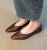 Versão em pele de ovelha ~ sapatos slip-on simples, retrô e versáteis com salto grosso, perfeitos para o trajeto diário; elegantes e fáceis de combinar, estes sapatos de trabalho de bico baixo são uma ótima escolha