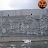 Fabricante projeta e produz imagem de trabalhador em relevo de mármore e pedra azul, fundo de bronze, mural de relevo de parede