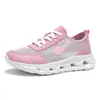 Sapatos esportivos de corrida respiráveis vazados de tamanho grande para exportação de verão, sapatos esportivos ultraleves com absorção de choque, sapatos masculinos de rebote com biqueira larga para casais