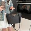 Bolsa de Mão de Nylon Leve para Viagem Feminina Nova Primavera 2025 Casual Ombro Transversal Bolsa Balde em Contraste