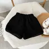 Shorts de lã de cordeiro para meninas para usar ao ar livre no outono e inverno 2026 novo estilo calças de bota de pelúcia infantis calças casuais grossas estilosas para bebê