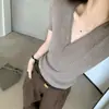 Camiseta de Tricô Ice Silk com Gola V Canelada Estilo Old Money de Manga Curta para Mulheres, Novo Modelo de Verão, Top Elegante de Alta Qualidade com Caimento Slim e Ombros Retos