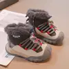 Sapatos Femininos Impermeáveis Antiderrapantes 2026 Novos Sapatos de Algodão Espessados Sapatos Infantis para Meninos Botas Curtas Estilosas com Plus Veludo Botas de Neve