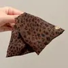 Pinza Triangular para el Cabello de Tela de Lujo Ligero de Alta Gama Coreana para Niñas, Accesorio para el Cabello de Otoño e Invierno, Pinza de Tiburón, Pasador para la Parte Posterior de la Cabeza para Mujeres