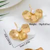 Brincos de Flor com Pérola Incrustada de Camada Única, Moda de Nicho Mais Vendidos Transfronteiriços, Adequados para Mulheres Usarem em Encontros Diários e Festas