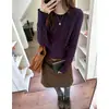 Novo design estilo coreano para outono e inverno, blusa de tricô com bloqueio de cores e detalhes vazados de manga longa para mulheres, blusa de gola redonda slim fit para mulheres