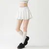 Conjunto deportivo de falda de tenis con borde de color blocking con copas fijas en el pecho camiseta sin mangas de espalda cruzada falda corta anti-exposición conjunto de dos piezas fitness yoga