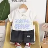 Conjunto de Verão para Meninos 2026 Novo Estilo Roupas de Bebê Roupas Infantis Camisa Polo Estilosa Shorts de Manga Curta Conjunto de Duas Peças Atacado