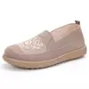 Novos sapatos de verão femininos estilo Pequim Antigo, respiráveis, para mães de meia-idade e idosas, sapatos slip-on bordados com flores, com solas macias, sapatos casuais