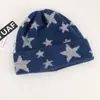 Gorros de inverno combinando para pais e filhos, com design grosso, quente e tricotado com padrão de estrela de cinco pontas, disponíveis nos estilos de pelúcia e tricotado para adultos e crianças.