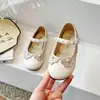 Sapatos de Couro Infantis 2026 Primavera/Verão Estilo Coreano Meninas Laço Fofo Renda Elegante Princesa Pérola Boca Rasa Sapatos de Uma Sola Tendência