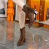 Botas de Cano Curto de Salto Alto Bico Fino Estilo Coreano Feminina 2026 Outono/Inverno Novas com Franjas Salto Grosso Zíper nas Costas Versátil de Temperamento Botas de Moda