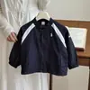 Jaqueta Infantil 2026 Primavera e Outono Roupas Infantis Meninos Bordada Marca Tendência Corta-vento Jaqueta Color Block para Bebê Jaqueta de Baseball para Crianças Pequenas