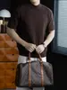 Suéter de punto acanalado cálido, suave y delicado con cuello medio alto, manga corta y diseño de color liso, perfecto para el uso otoñal de hombres como una capa base cómoda y casual