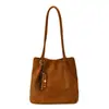 Bolso de axila vintage de gamuza para otoño e invierno para mujer, gran capacidad, nuevo modelo 2026, bolso tote de moda de alta gama para el día a día