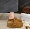 Nova coleção de outono de sandálias femininas estilo Birkenstock com sola grossa, apresentando design de bico fechado, estilo meia-chinelo e palmilhas ocultas que aumentam a altura, perfeitas para uso externo versátil