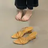 Primer Encuentro: Sandalias de cuña elegantes de satén con correa única y punta fina para mujer, Sandalias versátiles de estilo francés para el verano 2026 para ir al trabajo