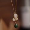 Collar con colgante de jaspe ruso natural, aretes de botón de nácar blanco, anillo de mariposa, cadena de clavícula de nicho de lujo ligero para mujer