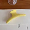 Pinza para el Cabello Triangular Hueca de Lunares de Fresa Color Amarillo Ganso Estilo Coreano para Mujer, Adecuada para Peinados Recogidos, Accesorio para el Cabello Versátil y Elegante